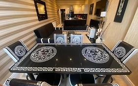 Boutique Blackpool 2 Bed Gold Apartment Sleeps 10
